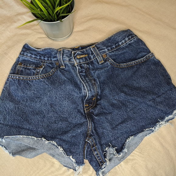 Levi's Denim Shorts- Mid Rise (Size 27) - Picture 5 of 6